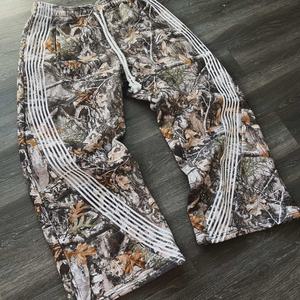 Nouveau pantalon large camouflage pour homme avec imprimé feuilles style naturel, idéal pour le streetwear et les tendances mode Y2K - Product Image 4