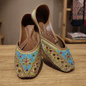 Chaussures BS INTERNATIONAL de style indien traditionnel en cuir de vache avec motif floral, fermeture à boucle auto-agrippante, absorbant la transpiration - Product Image 1