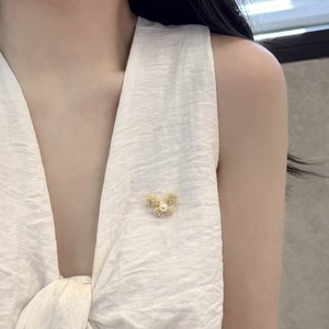 Broche luxueuse en forme de papillon et de perle, polyvalente, haut de gamme, fleur de poitrine, motif élégant et tendance, forme élégante, design abeille - Product Image 4
