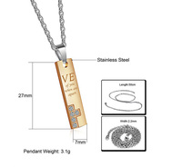 Collier de couple personnalisé en acier inoxydable avec gravure sur barre carrée et cristal émeraude taillé romantique