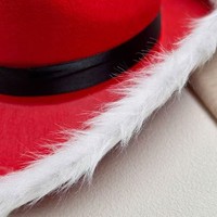 Großhandel Cowboy Weihnachtsmütze Rote Kunstfell Weihnachtsmannmütze mit Breiter Krempe für Feiertagspartys