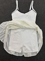 Robe de tennis blanche pour femme avec col en V et passepoil, fines bretelles spaghetti, dos nu, jupe plissée, short intégré, idéale pour l'entraînement, le golf et les activités sportives