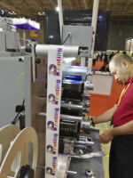 Machine d'impression d'étiquettes en tissu HY Flexo / Machine d'impression d'étiquettes de soin lavables flexographiques Côté avant 6 C Côté arrière 2 C