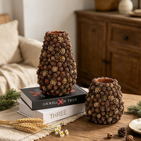 Vase en résine Redeco en forme de cône de pin, décoration rustique pour la maison, pot de fleurs texturé, centre de table d'automne, pièce décorative