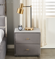 Ensemble de chambre à coucher italien moderne et élégant avec lit relevable à vérin à gaz en velours, taille Queen/King, et table de chevet assortie