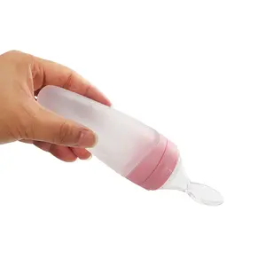 नई आगमन सिलिकॉन बच्चे को खिलाने की बोतल निचोड़ बच्चे को खाना वितरण चम्मच के साथ धूल कवर