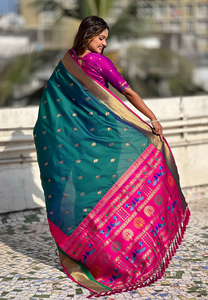 Saree lụa paithani màu xanh lá cây có họa tiết muniya truyền thống và đường viền satin thanh lịch cho một lễ kỷ niệm dân tộc phong phú và duyên dáng - Product Image 3