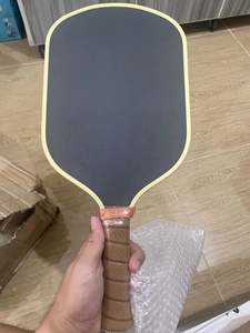 Raquette de pickleball Bread and Butter Loco Luzz Inferno avec noyau en mousse haute densité Boomstick Foam OEM Super Grit Surafce pour les joueurs avancés - Product Image 2