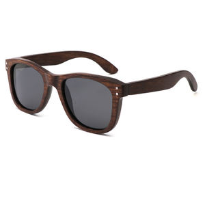 Lunettes de soleil en bois artisanales en gros de luxe avec verres polarisés et embellissements de clous avant - Product Image 6