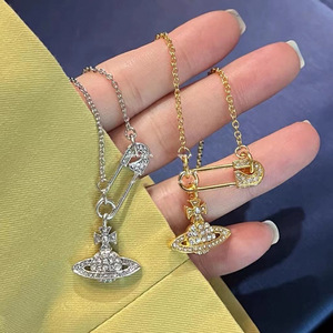Chaîne de clavicule creuse en zircon avec pendentif Saturne entièrement serti de diamants, version haut de gamme pour femme, Empress Dowager Vivienne - Product Image 1