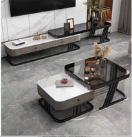 Table basse en verre simple du sol au plafond, meuble TV combiné, pour salon moderne en appartement compact, style dalle de roche