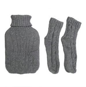 Cadeau de festival sac à eau chaude en caoutchouc de 2 litres housse en tricot <span class=keywords><strong>chaussettes</strong></span> <span class=keywords><strong>bouillotte</strong></span> - Product Image 1