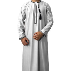 Jubah Thobe Robe islamique modeste décontractée de printemps en polyester respirant avec poches, couleur unie, fermeture éclair sur le devant pour hommes M0066 - Product Image 1