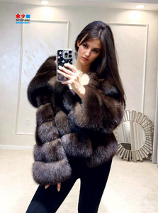 Cappotto Corto da Donna in Finta <span class=keywords><strong>Pelliccia</strong></span> Stile Zibellino Russo, Inverno 2024, Ecologico, Nero e Oro, con Ampio Risvolto, Design Chic Perfetto - Product Image 5