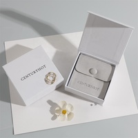 Boîte à bijoux magnétique de luxe blanche PUPPYSEW 9*9*3.5cm en carton pour bracelet, bague, boucles d'oreilles, collier avec logo