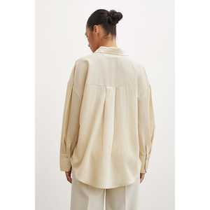 เสื้อเชิ้ตลายทางผ้าลินินผู้หญิงสีเบจติดกระดุมสไตล์มินิมอลสำหรับทุกวัน - Product Image 4