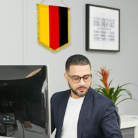 Drapeau allemand 20*30cm Bannière au design classique imprimée avec des glands flottant autour, mettant en valeur les échanges internationaux et le style