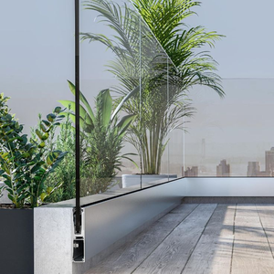L'Arte della Trasparenza: Ringhiere in Vetro a Canale a U su Misura per Ville di Lusso - Product Image 6