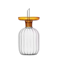 Vente en gros de cruches à huile en verre borosilicate transparent résistant à la chaleur, personnalisées, rayées, avec couvercle en verre coloré