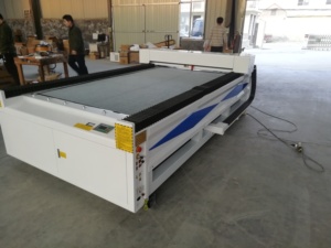 Machine de découpe laser CO2 de haute qualité à prix d'usine pour artisanat en acrylique, bois, caoutchouc, plastique, avec refroidissement par eau et support IA - Product Image 5