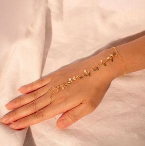 Nuevo diseño <span class=keywords><strong>de</strong></span> pulsera <span class=keywords><strong>de</strong></span> <span class=keywords><strong>acero</strong></span> <span class=keywords><strong>inoxidable</strong></span> para mujer, anillo <span class=keywords><strong>de</strong></span> cadena <span class=keywords><strong>de</strong></span> mano con hojas doradas, pulsera <span class=keywords><strong>de</strong></span> cadena con anillo esclavo Chacha, venta al por mayor - Product Image 2