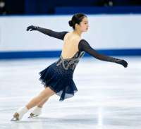 Robe de patinage artistique bleu marine foncé à manches longues, col en V profond, dos ouvert, jupe en maille ornée de strass pour filles et adultes, compétition et performance