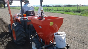 Planteuse <span class=keywords><strong>de</strong></span> patates douces à une rangée, mini tracteur à attelage à 3 points, vente à <span class=keywords><strong>prix</strong></span> avantageux - Product Image 4