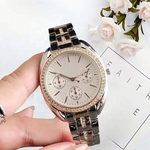 Reloj de pulsera de acero inoxidable con diamantes de imitación plateados para mujer, elegante reloj de cuarzo con cristales decorativos para damas, venta al por mayor. - Product Image 2