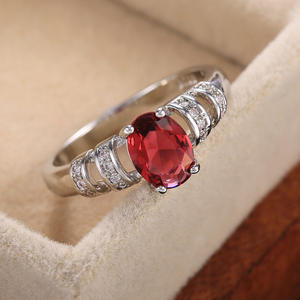 Bague de fiançailles F349 pour femme en argent avec diamant synthétique ovale et diamants latéraux couleur G - Product Image 3