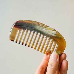 Peine de cuerno de búfalo ecológico hecho a mano con dientes lisos para desenredar suavemente y prevenir las puntas abiertas - Product Image 4