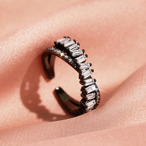 Anello da Cocktail T0671 per Donna con Zirconia Cubica Taglio Smeraldo e Incastonatura a Canale, Anello di Fidanzamento alla Moda - Product Image 2