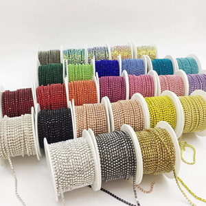 Cadena de Estrás SS6 de 2mm con Engaste de Garra y Cristales Multicolor para Adornos y Ribetes de Prendas - Product Image 1