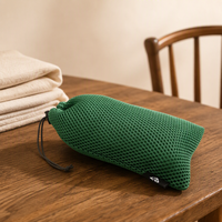 Sacs de plage en maille épaisse imprimés avec logo personnalisé pochettes réutilisables en polyester avec cordon de serrage sac d'épicerie en maille souple emballage textile