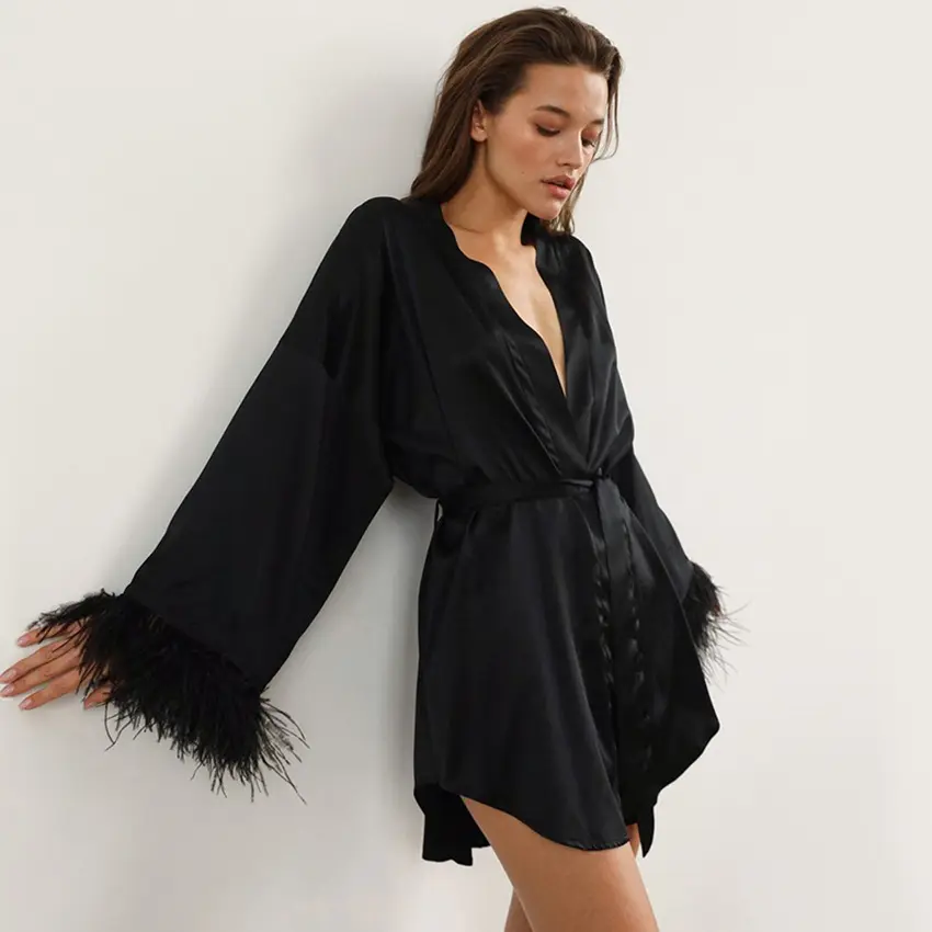 Benutzer definierte neue Designer Robe Sets Luxus Braut Pelz Feder Roben Designer Satin Seide Frauen Brautjungfer Nachthemd
