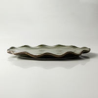 Assiettes à plats en céramique au design moderne fantaisie Plats à dessert Restaurants haut de gamme Utiliser de la vaisselle Assiette irrégulière verte en porcelaine