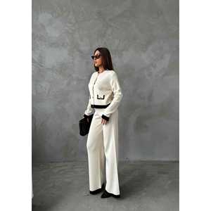 Ensemble chic en tricot pour femme, pull couleur os avec détail poche, taille S, tenue élégante pour un usage décontracté - Product Image 3