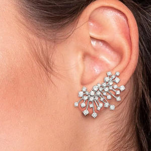 Boucles d'oreilles manchette flocon de neige en or blanc, sertissage griffe diamant taille princesse, bijoux fins de luxe pour femme, mariage - Product Image 3