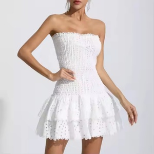 เดรสแฟชั่นฤดูร้อนสำหรับผู้หญิง ดีไซน์ทันสมัย พิมพ์ลายดิจิทัล ผ้าทอ เอวธรรมชาติ แต่งระบายไหล่ สีพื้น เปิดหลัง สายเดี่ยว - Product Image 1