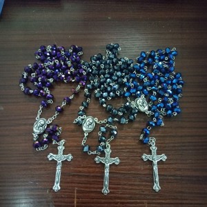 Collier chapelet en cristal bleu, violet et rose, bijoux religieux catholiques, ensemble cadeau avec pendentif croix et sacs en organza - Product Image 2