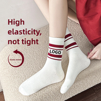 Vente en gros de chaussettes fines et chaudes en laine de haute qualité avec logo personnalisé pour femme blanc rouge à la mode