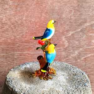 Figura de Pájaro de Vidrio Hecha a Mano con Bayas Rojas en una Rama, Adorno Decorativo para Sala de Estar, Diseño Art Deco de Rajasthan - Product Image 1