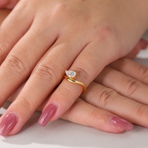 Bague personnalisée en or 14K 18K avec diamant de laboratoire en forme de poire, certifiée IGI, bijou de fiançailles en forme de goutte d'eau - Product Image 1