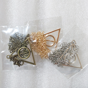Colliers en alliage pour couples à la mode <span class=keywords><strong>Harry</strong></span> <span class=keywords><strong>Potter</strong></span> Reliques de la mort Collier triangulaire rotatif - Product Image 6
