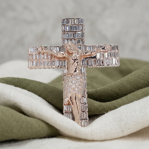 Colgante de lujo estilo hip hop para fiestas y eventos, con incrustaciones de plata 925, moissanita y diamantes, con forma de cruz de Jesús, brillante. - Product Image 1