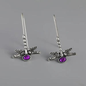 Pendientes colgantes de libélula de plata tibetana con cristal verde, diseño de insecto vintage para mujer - Product Image 6