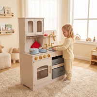 Cuisine de jeu moderne en bois pour enfants avec accessoires dorés, paniers de rangement et ensemble de jouets de cuisine pour tout-petits