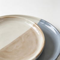 Service de vaisselle en grès bicolore de style nordique EKA, ensemble cadeau fait main avec assiettes, bols et tasses à glaçure réactive pour café et maison