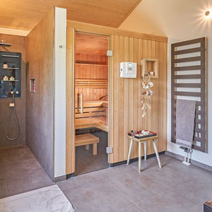 Sauna carré extérieur en bois écologique 4 personnes en cèdre rouge avec vestiaire ou salle de douche - Product Image 3