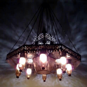 โคมไฟระย้าเหล็กขนาดใหญ่สไตล์โมร็อกโก Zahereen BR383 ประหยัดพลังงาน พร้อมกระจกสีอำพันเป่าด้วยมือ ตกแต่งด้วยทองโบราณ ใช้เป็นโคมไฟติดผนังได้ - Product Image 1