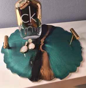 Plateau en résine fait main durable avec un design élégant, conçu pour servir des boissons, des collations et améliorer la présentation de la table dans n'importe quelle pièce - Product Image 1